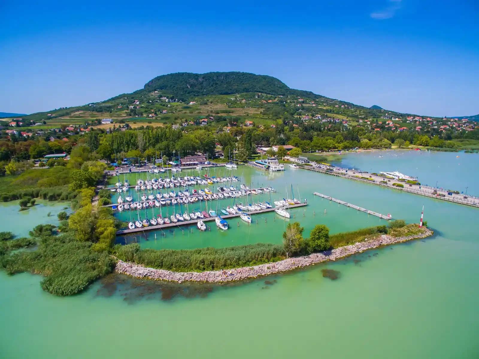 Badacsony és a Balaton panorámája tiszta időben