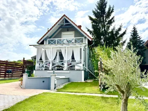 Dandelion D1 szürke ház fehér kerítéssel és zöld kerttel
