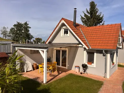 Dandelion D2 fedett terasz sárga székekkel és asztallal