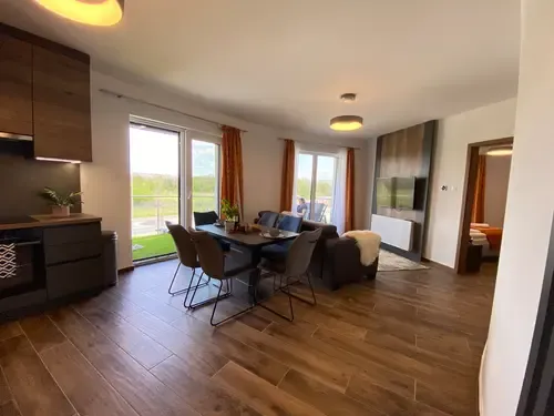 Amerikai konyhás nappali étkezőasztallal a Dandelion Royal Homes apartmanban