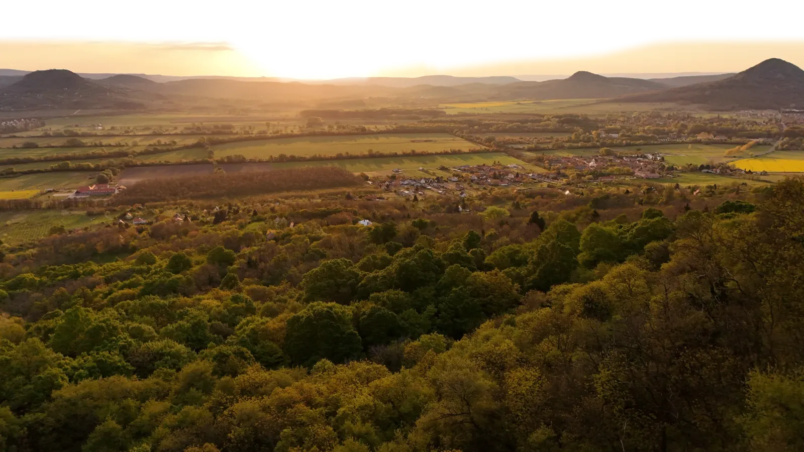 Napfelkelte a Szent György-hegyről a Tapolcai-medencére nézve