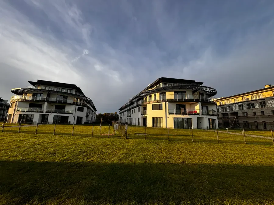 Royal Homes lakópark épületei fűves területtel