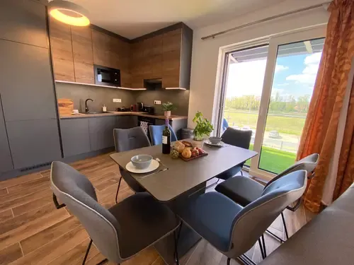 Dandelion Royal Homes modern konyha étkezőasztallal és székekkel
