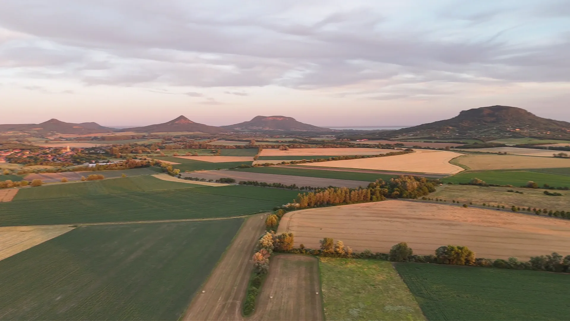 Balaton-felvidéki őszi panoráma szőlősorokkal és tanúhegyekkel.