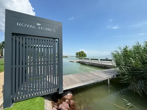Dandelion Royal Homes fémszerkezetes bejárat és móló a víz mellett