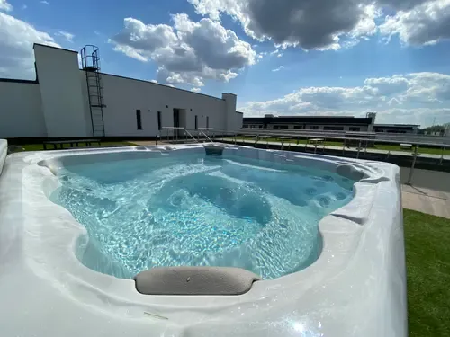 Tetőteraszos jakuzzi a Dandelion Royal Homes közös pihenőterén