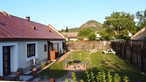 Dandelion Vintage Vendégház régi stílusú épülete és udvara