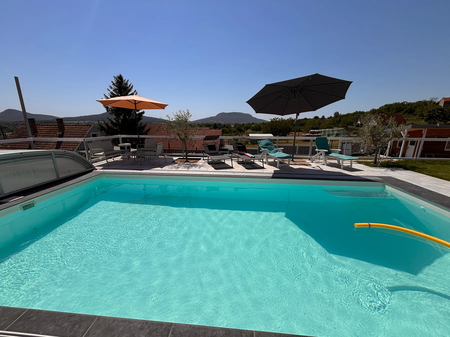 Panorama Pool teljes vízfelülete és a fölötte futó teraszrész.