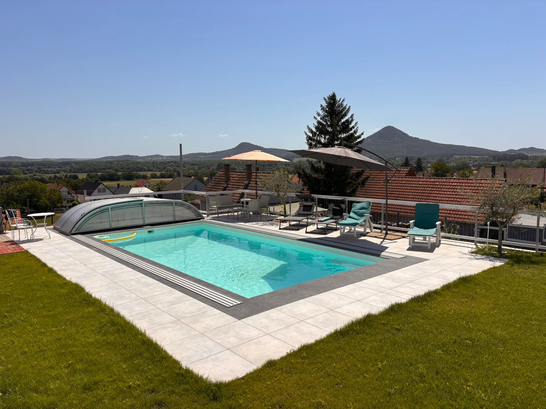 Panorama Pool gyep felőli nézete a medencével és a tanúhegyek látványával.