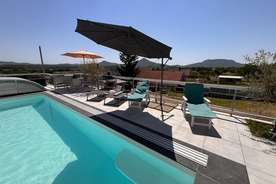 Panorama Pool gyep felőli nézete a medencével és a tanúhegyek látványával.