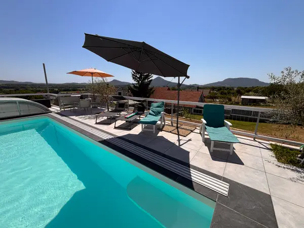 Panorama Pool medence széle és a terasz ülőhelyei.