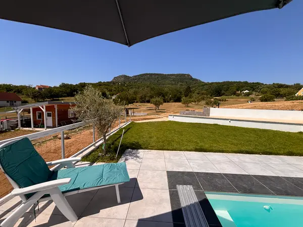 Panorama Pool terasza gyepes résszel és nyitott kilátással.