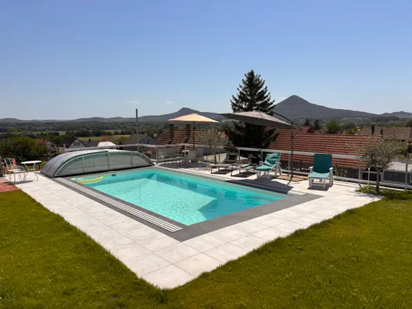 Panorama Pool gyep felőli nézete a medencével és a tanúhegyek látványával.