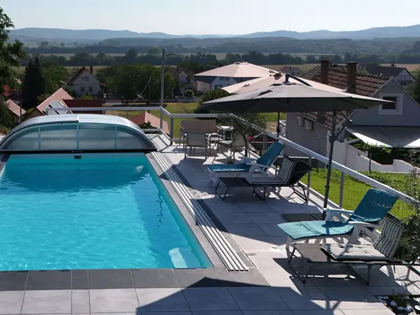 Panorama Pool a rövidebb oldala felől, napozóágyakkal és terasszal.