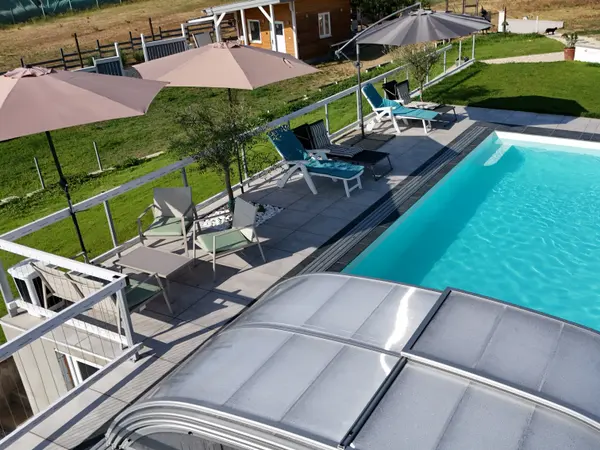 Panorama Pool emelt oldalnézetből, részben nyitott medencefedéssel és napozóágyakkal.