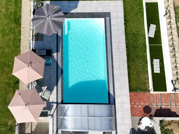 Panorama Pool felülnézetből, napernyőkkel és a terasz teljes alaprajzával.
