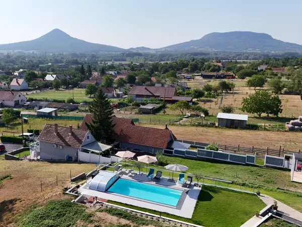 Panorama Pool drónképen, a kisapáti házakkal és a tanúhegyekkel együtt.